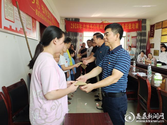 娄底市邵阳商会为困难学子送温暖(图2)