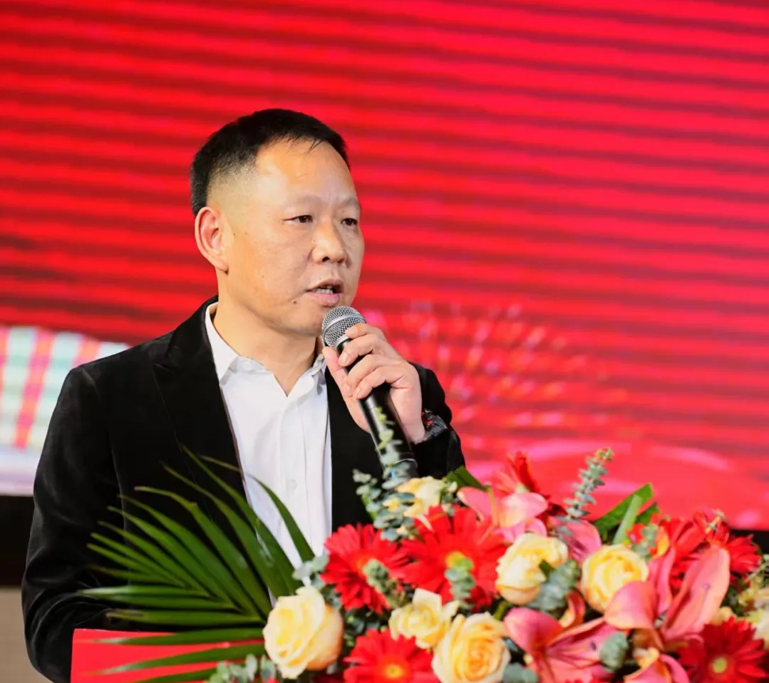 邓永恒:凝聚乡情促发展的商会领航者(图1)