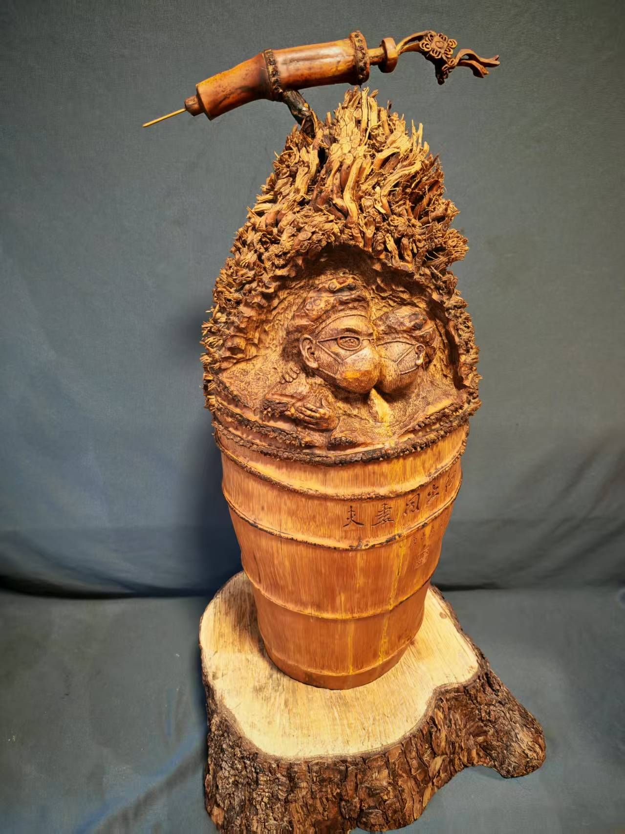 杨石生竹根雕作品《夫妻同出征》(图1)