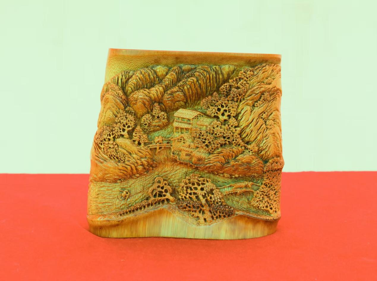 杨石生异形竹雕作品《雨过家山新》(图1)