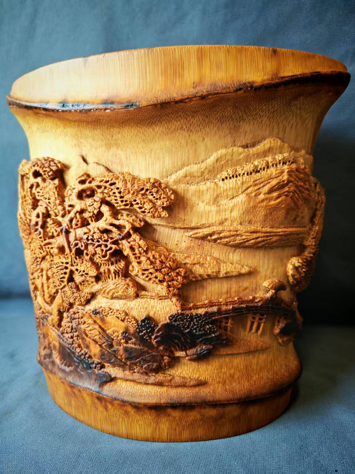 杨石生竹雕作品《春野行》(图1)