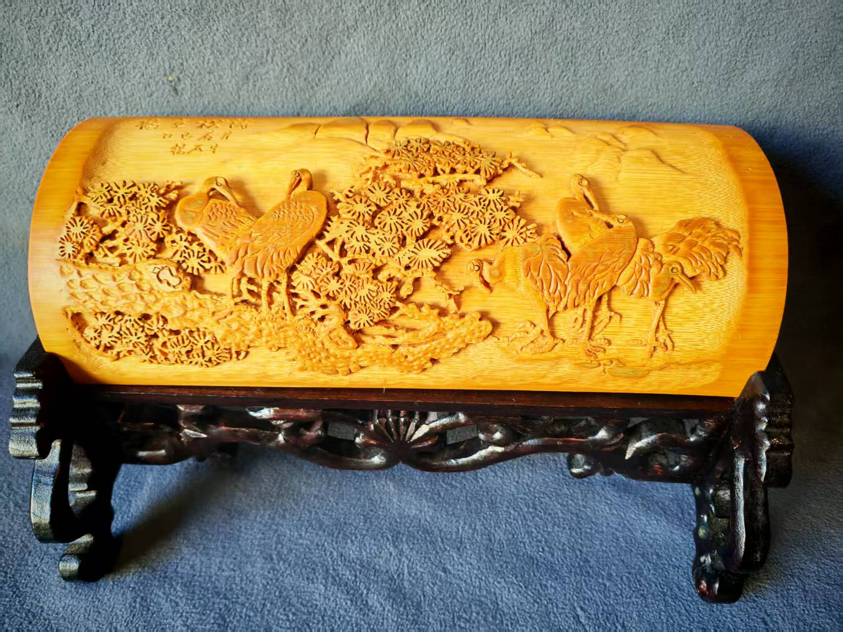 杨石生竹雕作品《鹤立松涛》(图1)