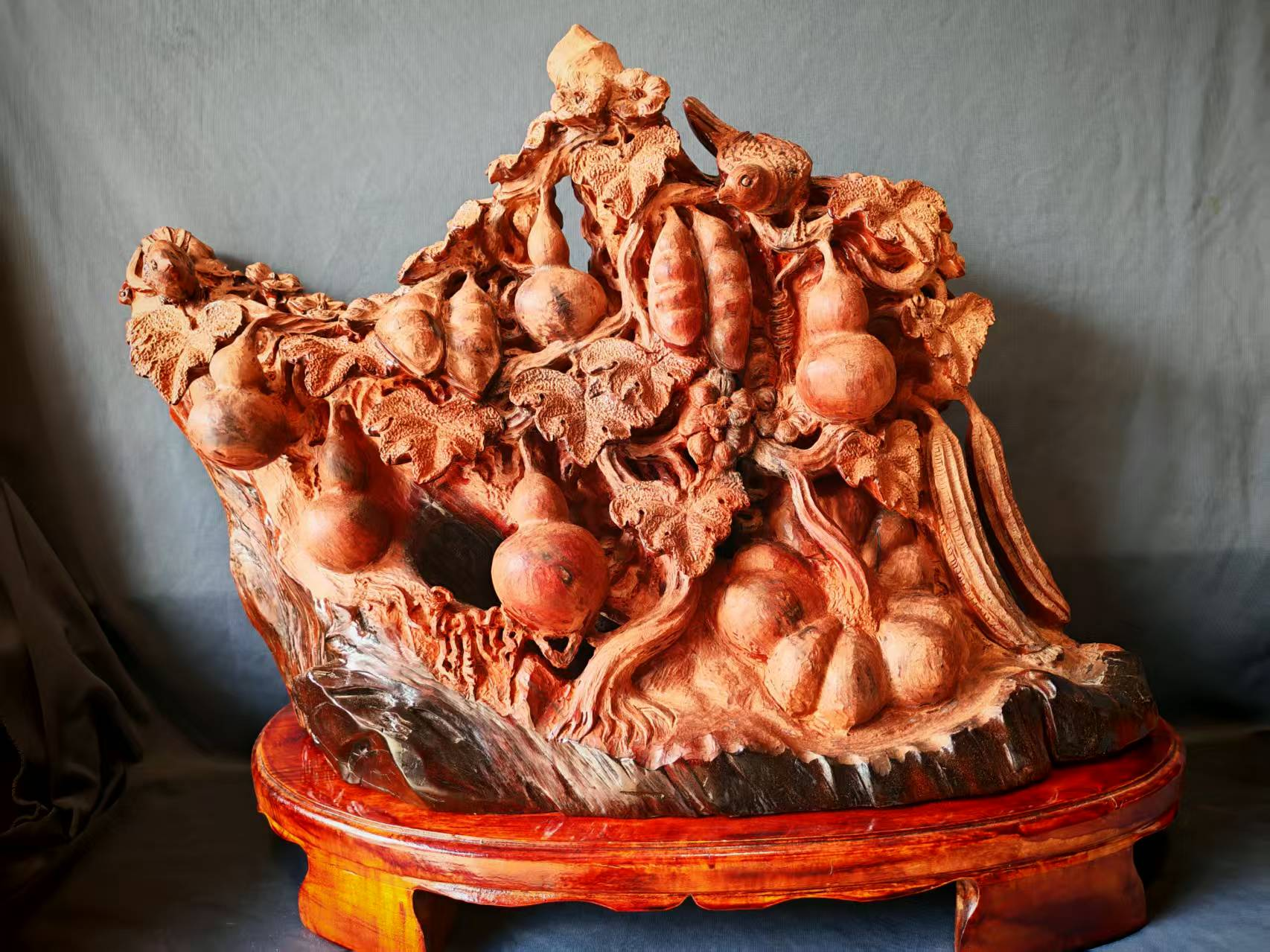 杨石生木雕作品《夫妻勤育幸福瓜》(图1)