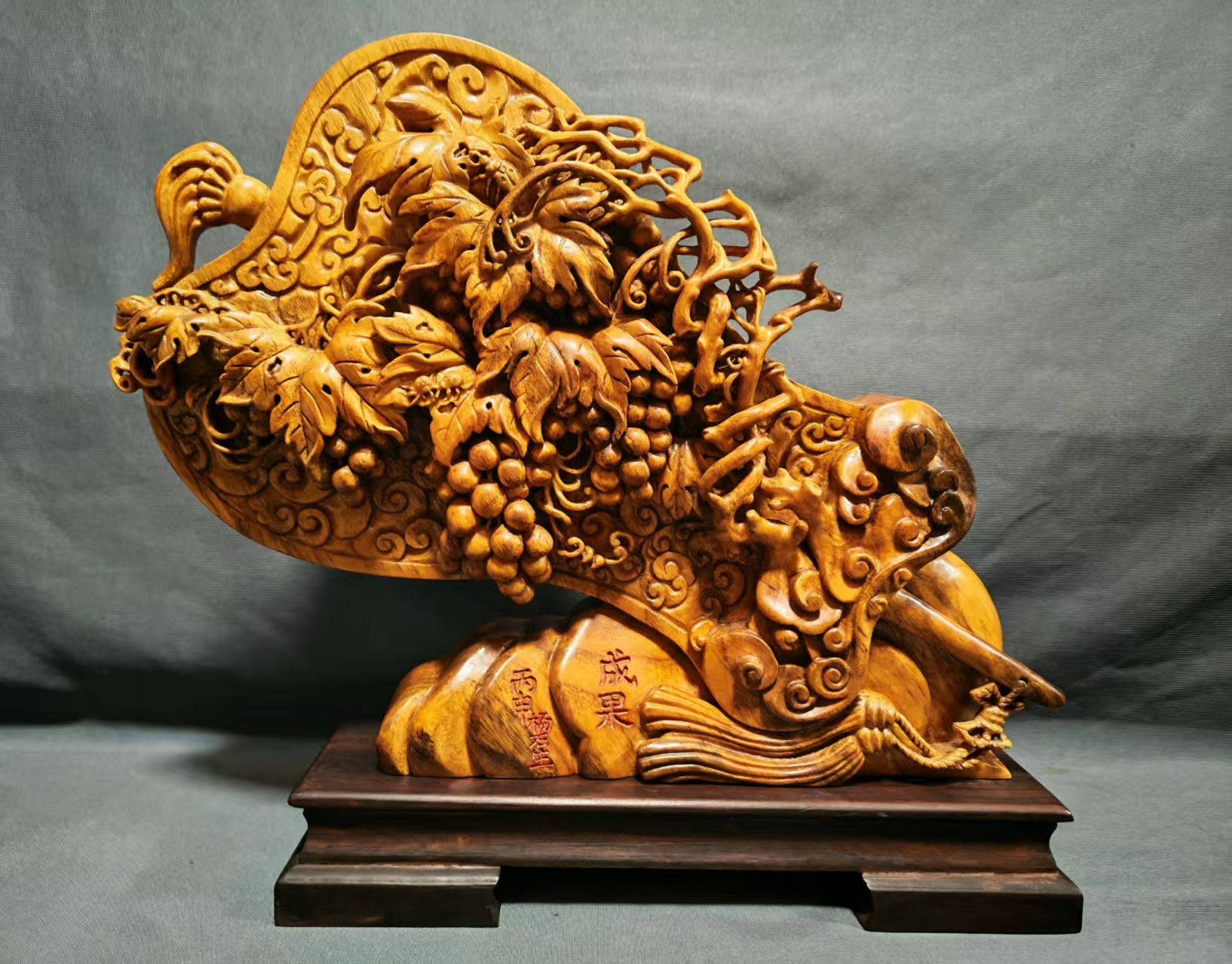 杨石生小叶樟木雕作品《成果》(图1)