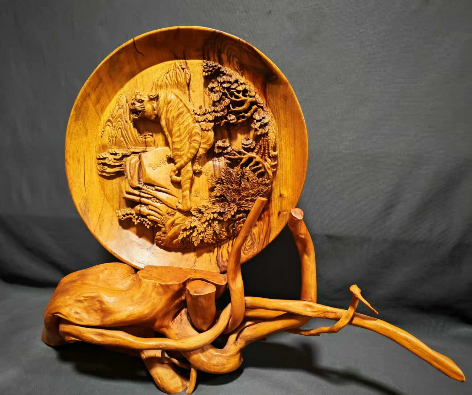 杨石生小叶樟木雕作品《步步高升》(图1)