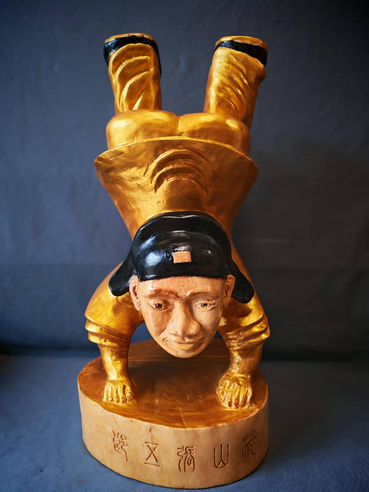 杨石生小叶樟木雕作品《梅山张五郎》(图1)