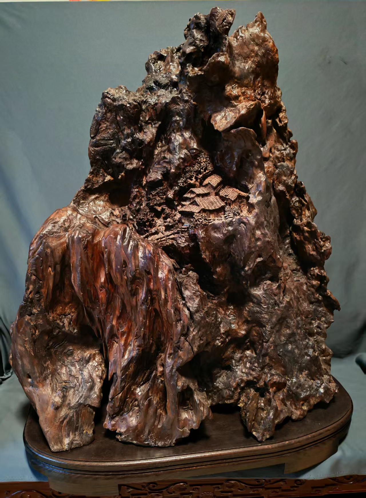 杨石生红木根雕作品《幽谷家山》(图1)