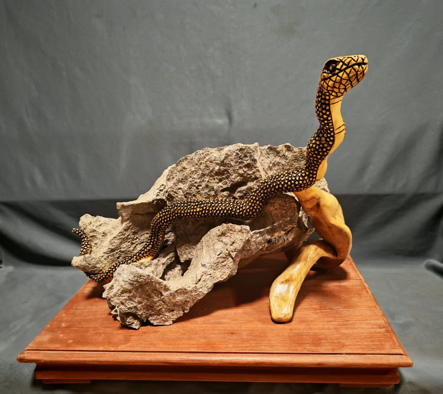 杨石生水黄杨根抱石雕作品《灵虺盘金》(图1)