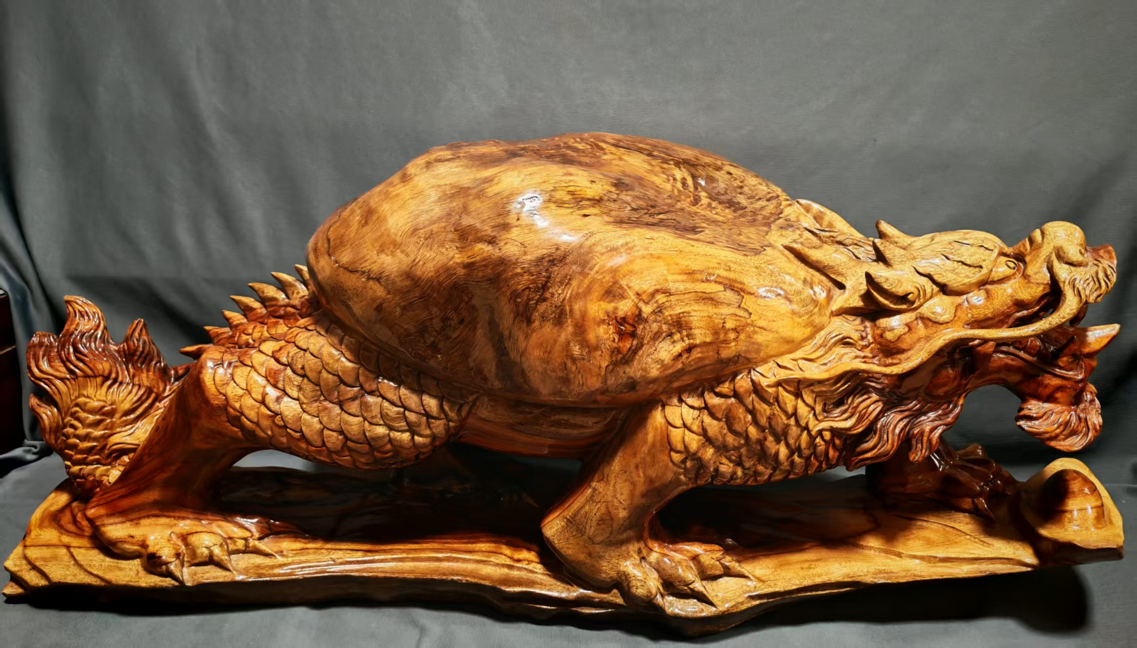 杨石生小叶樟根雕作品《龙龟送福》(图1)