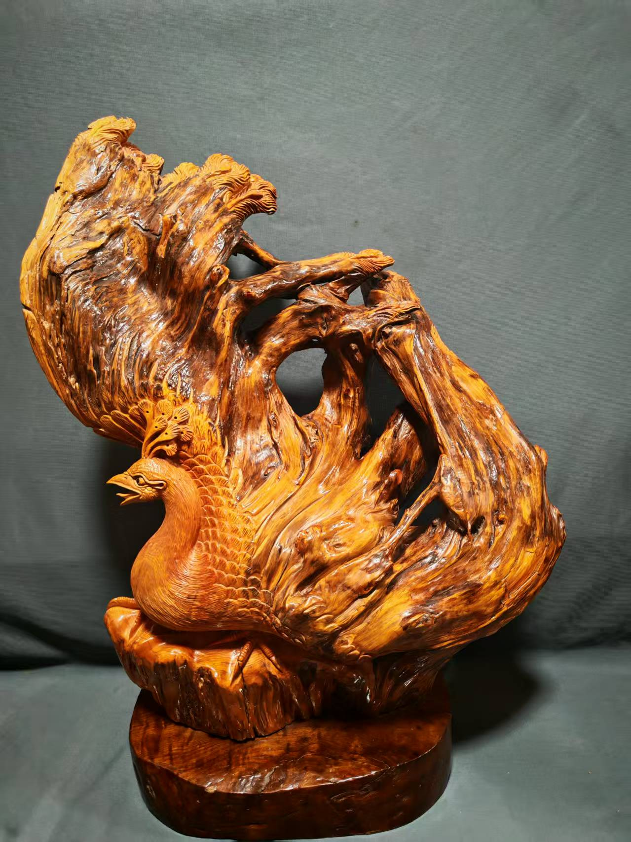 杨石生崖柏根雕作品《展翅辉煌》(图1)