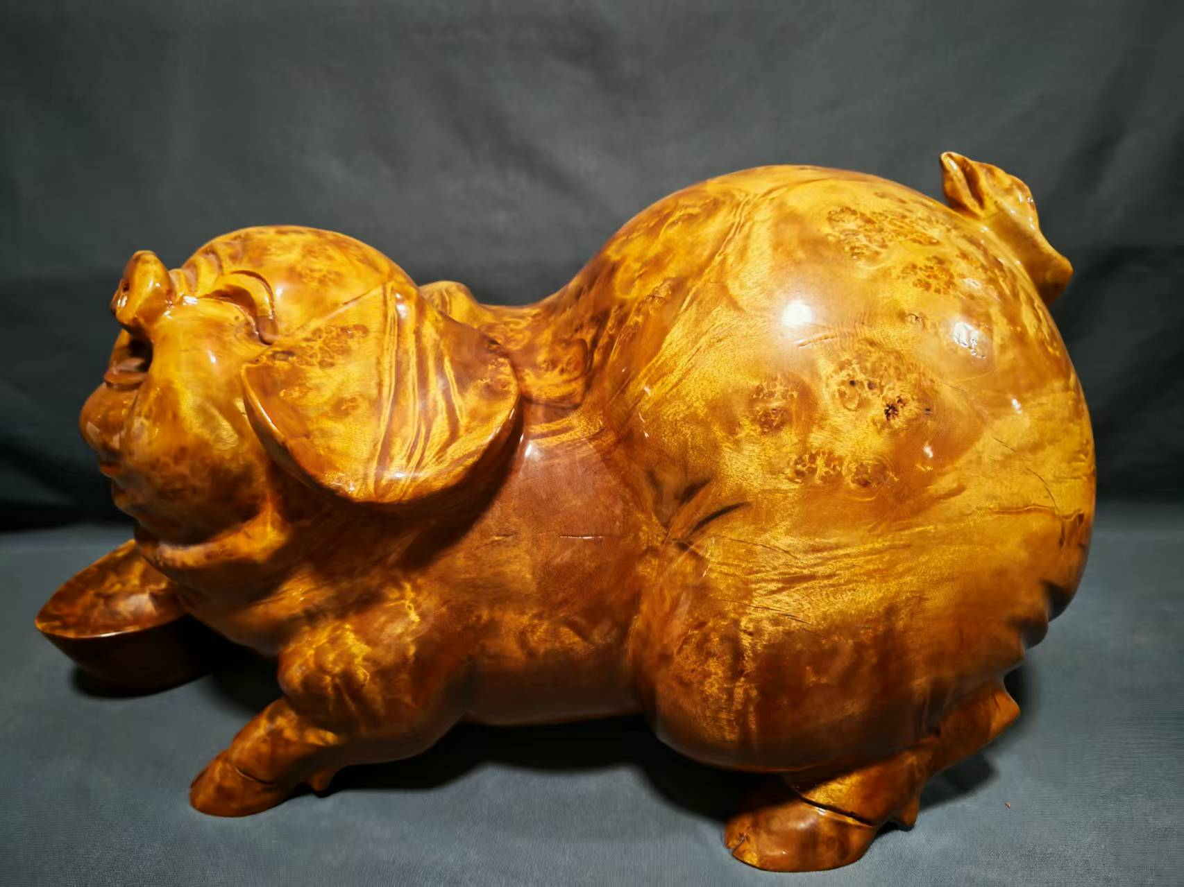 杨石生黄金樟根雕作品《欢天喜地》(图1)