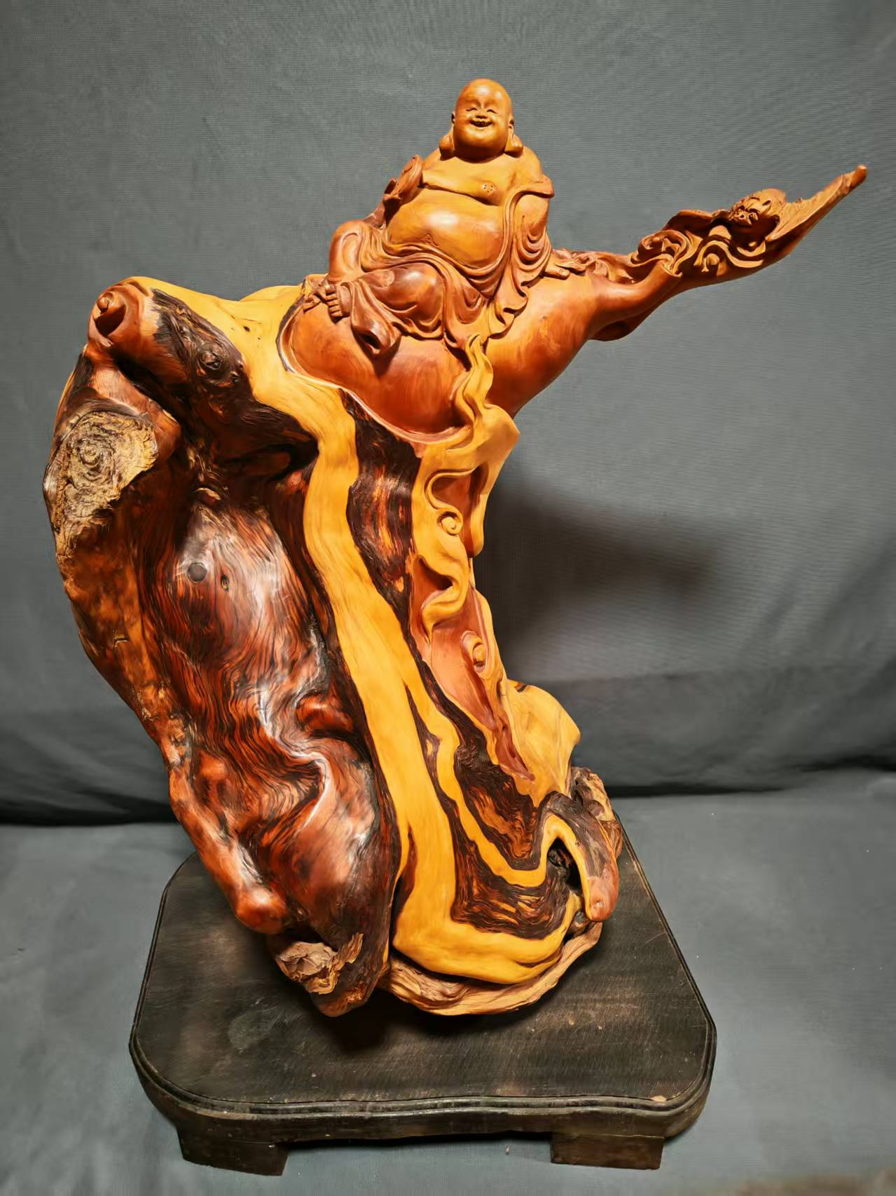 杨石生崖柏根雕作品《福撒人间》(图1)