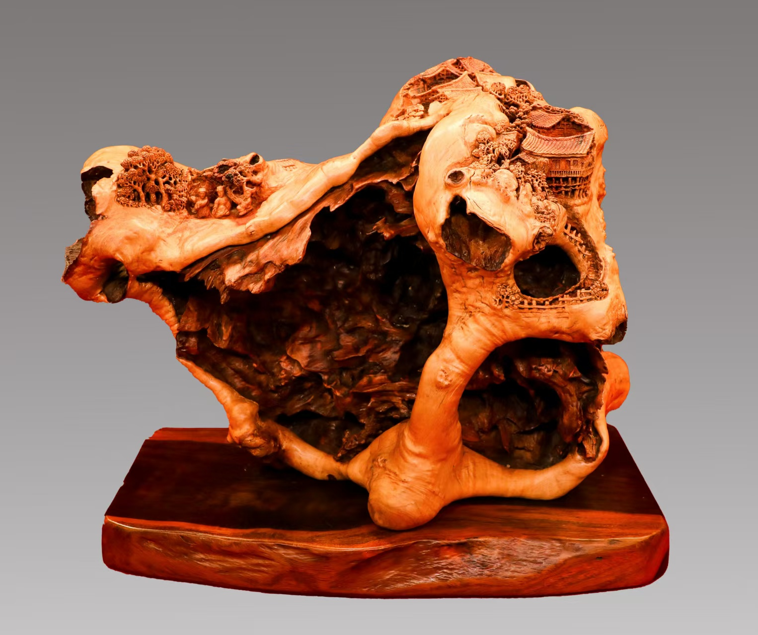 杨石生红豆杉根雕作品《芙蓉镇之歌》(图1)