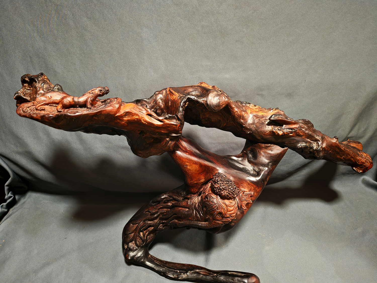 杨石生海黄根雕作品《人生如意》