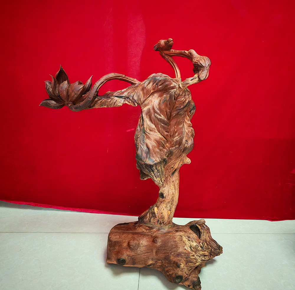 杨石生红木根雕作品《春意映荷》