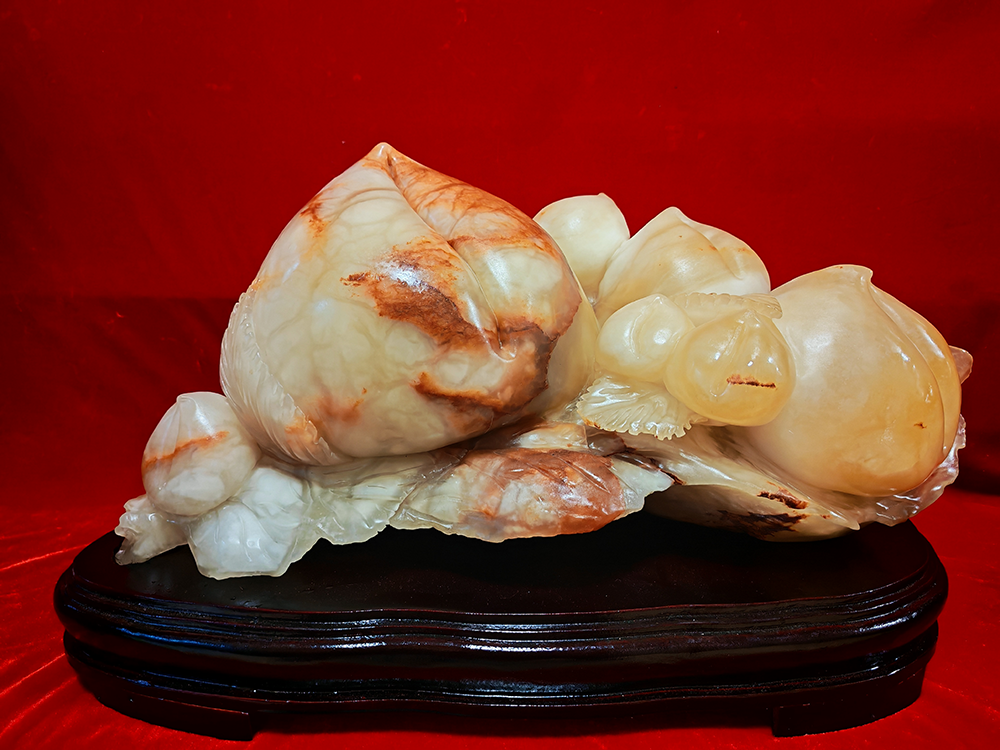 杨石生石雕作品《全家福》(图1)