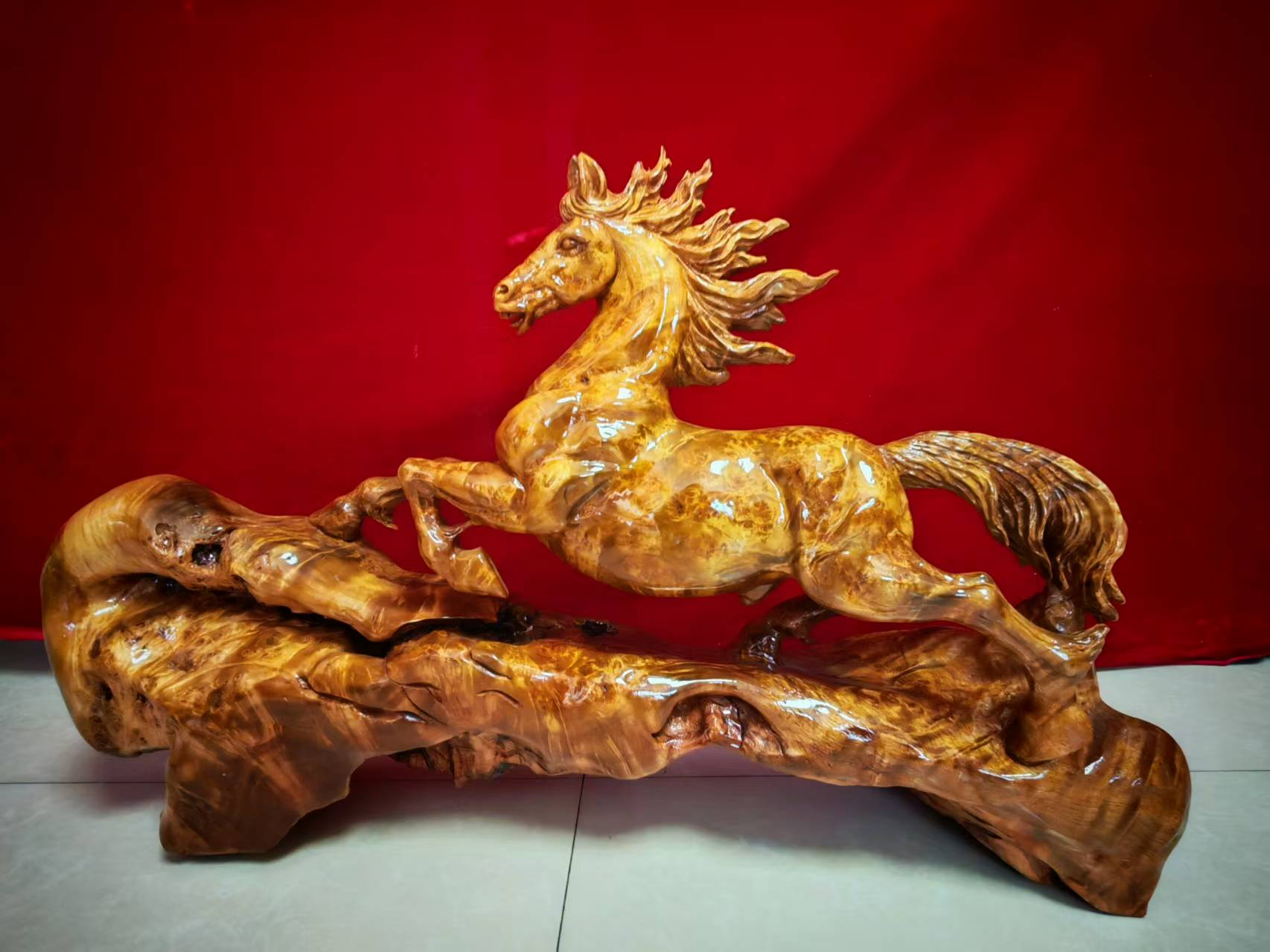 杨石生黄金樟根雕作品《千里之志》