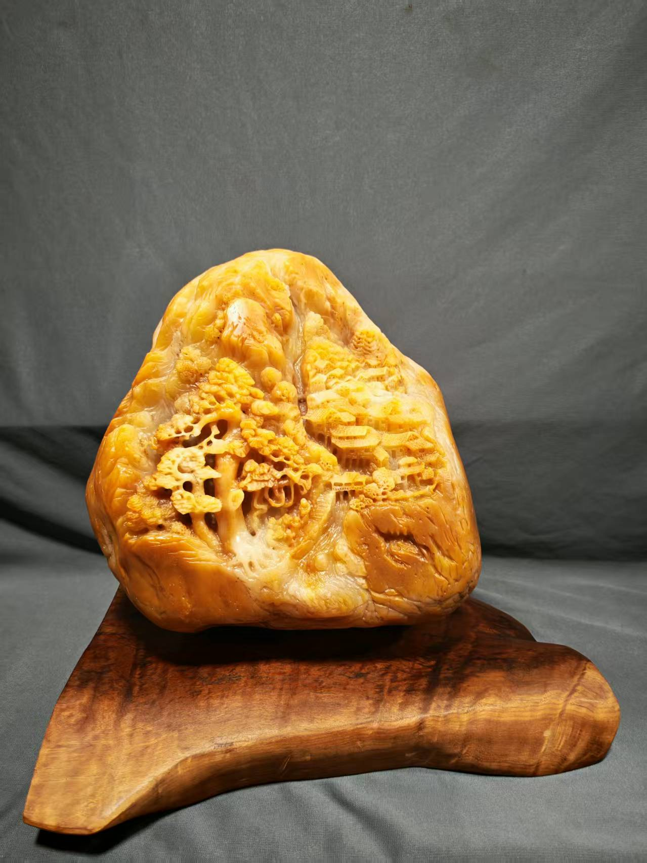 杨石生石雕作品《苗寨情》