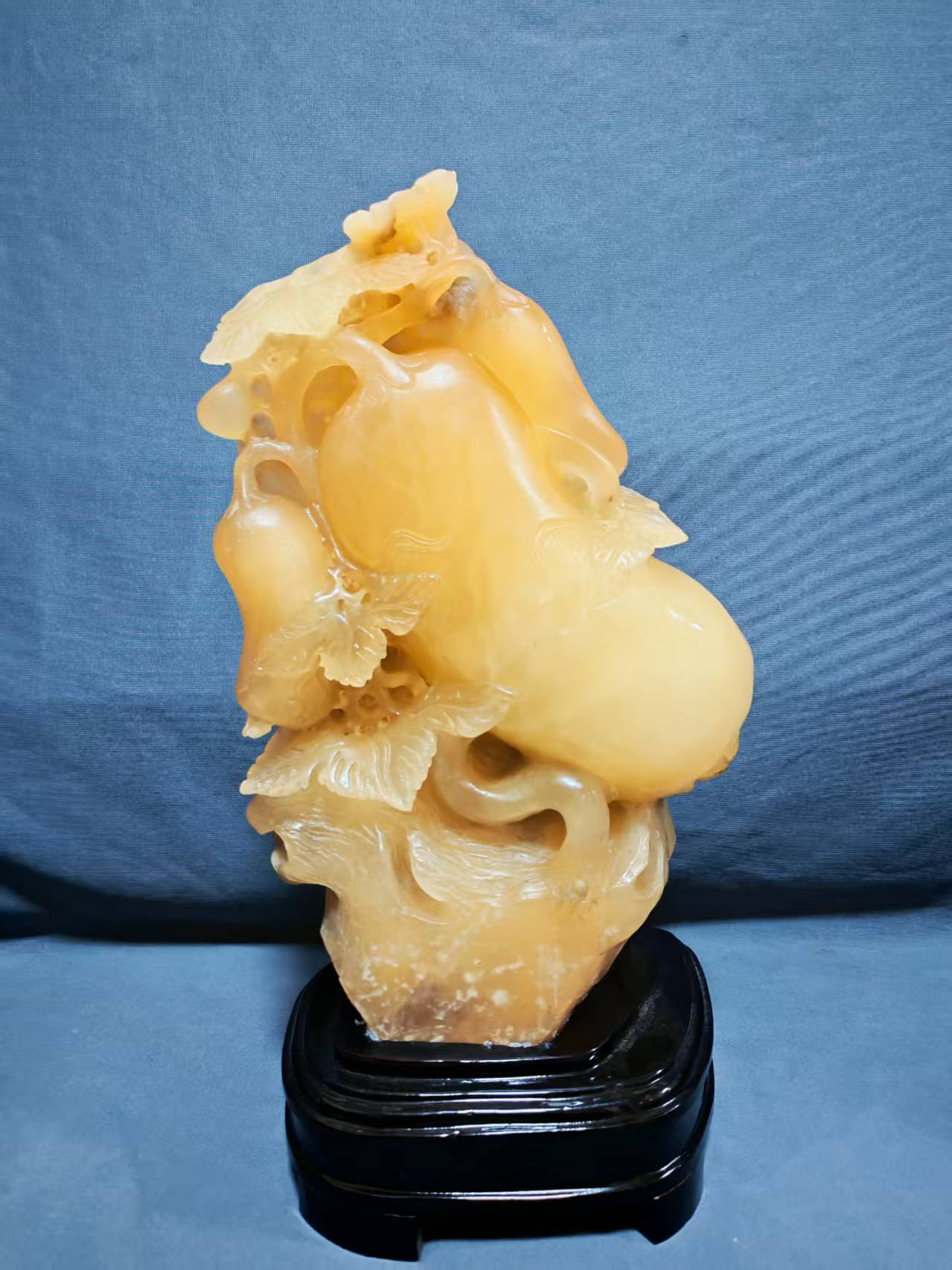 杨石生石雕作品《生机盎然》(图1)