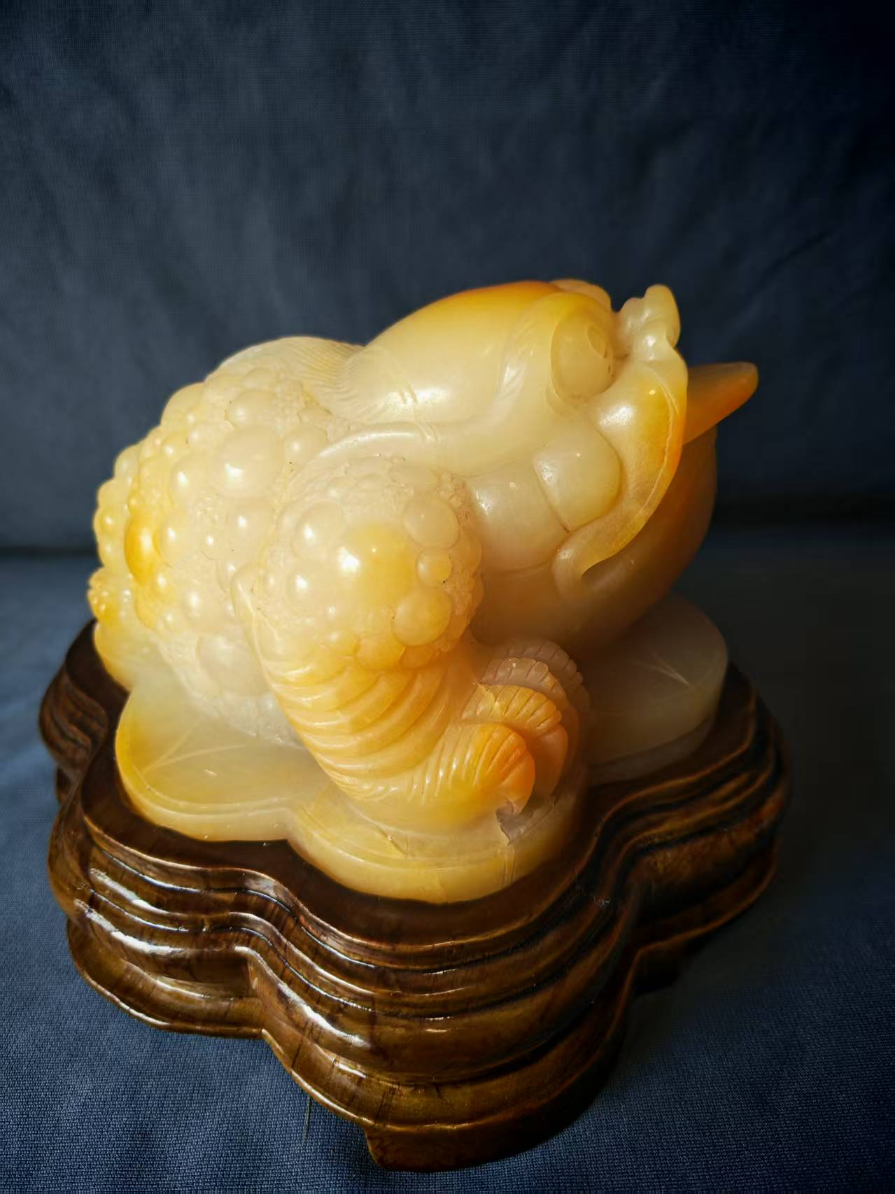 杨石生石雕作品《金蟾送宝》