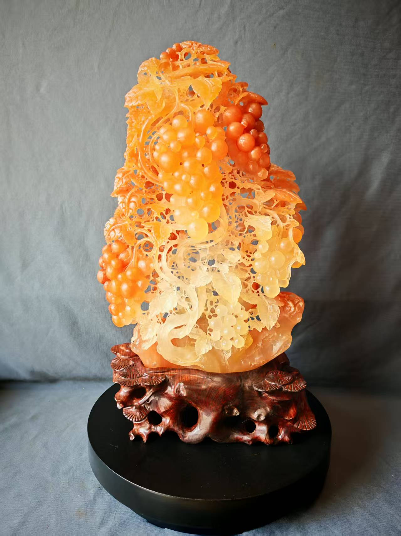 杨石生石雕作品《风华正茂》(图1)