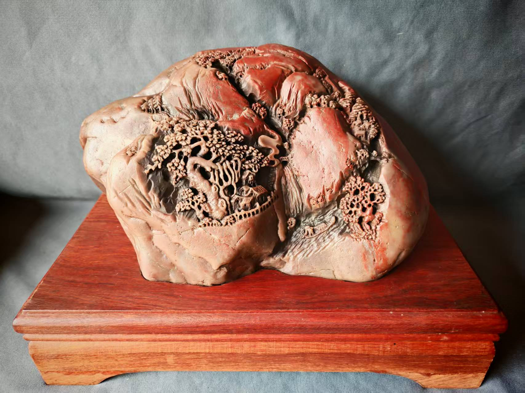 杨石生石雕作品《溪山红运》