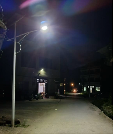 盏盏路灯点亮乡村振兴路——邵阳市工商联推动“万企兴万村”行动 落实“公益亮化工程”(图1)