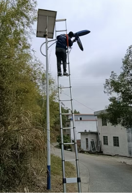 盏盏路灯点亮乡村振兴路——邵阳市工商联推动“万企兴万村”行动 落实“公益亮化工程”(图2)